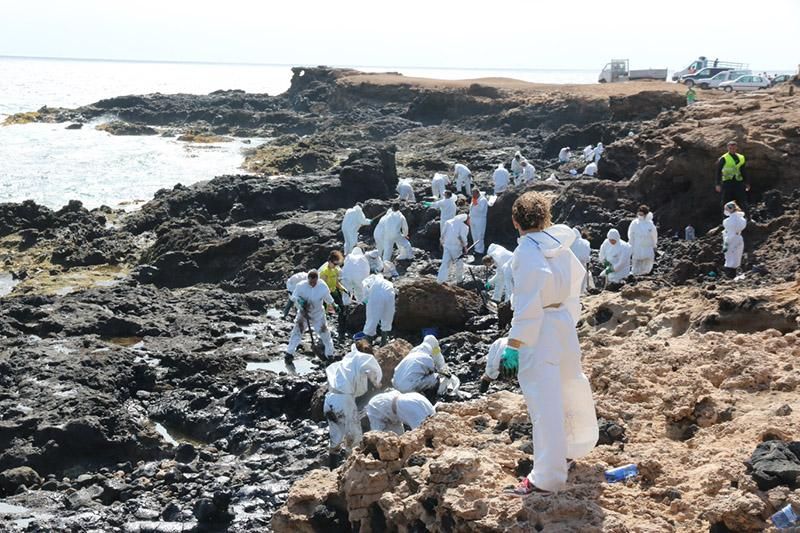 Limpieza de piche en la grancanaria playa de El Cabrón. (Maspalomas Ahora).