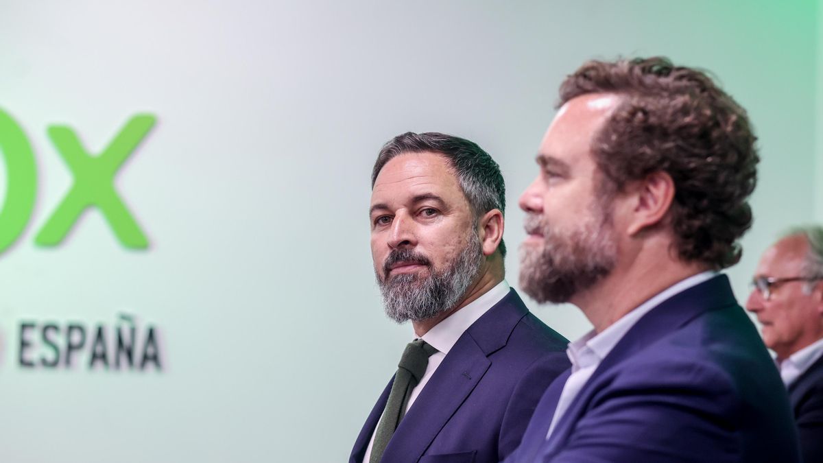 Archivo - El líder de Vox, Santiago Abascal (i), y el portavoz nacional del partido en el Congreso, Iván Espinosa de los Monteros (d), durante una rueda de prensa, en la sede nacional a 29 de mayo de 2023, en Madrid (España).