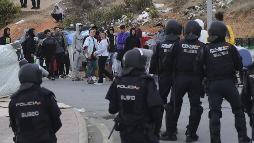 Miembros de la Policía Nacional participan este domingo en una operación para desalojar las naves del Tarajal, en Ceuta, como consecuencia del elevado número de chabolas que se habían ubicado cerca de este espacio. Varias decenas de migrantes han huido esta mañana por los montes próximos a la frontera del Tarajal en Ceuta tras la actuación de la Policía Nacional en este entorno, donde se habían acumulado numerosas infraestructuras de personas que entraron ilegalmente en la ciudad a finales de julio. EFE/ Reduan