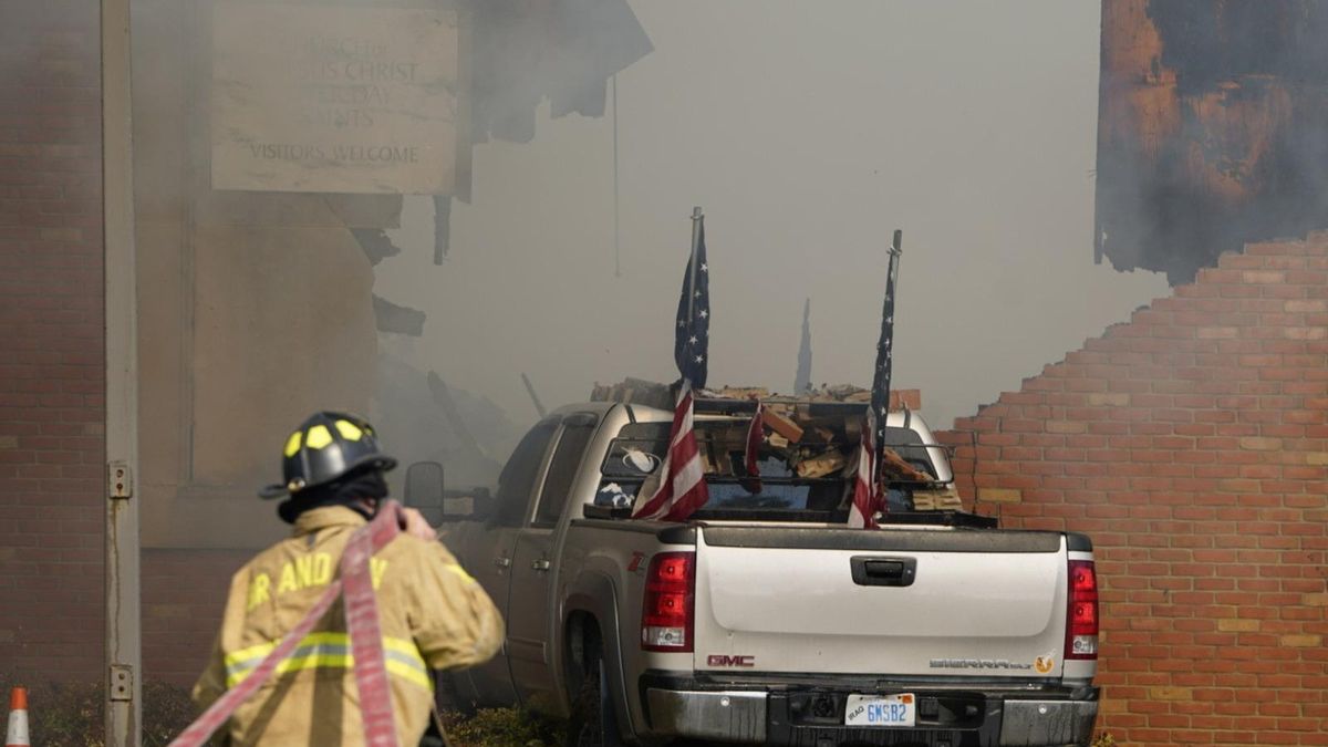 El sospechoso, un hombre de 40 años de Burton, Michigan, estrelló su camioneta contra las puertas principales de la iglesia, comenzó a disparar con un rifle de asalto y también prendió fuego al edificio.
