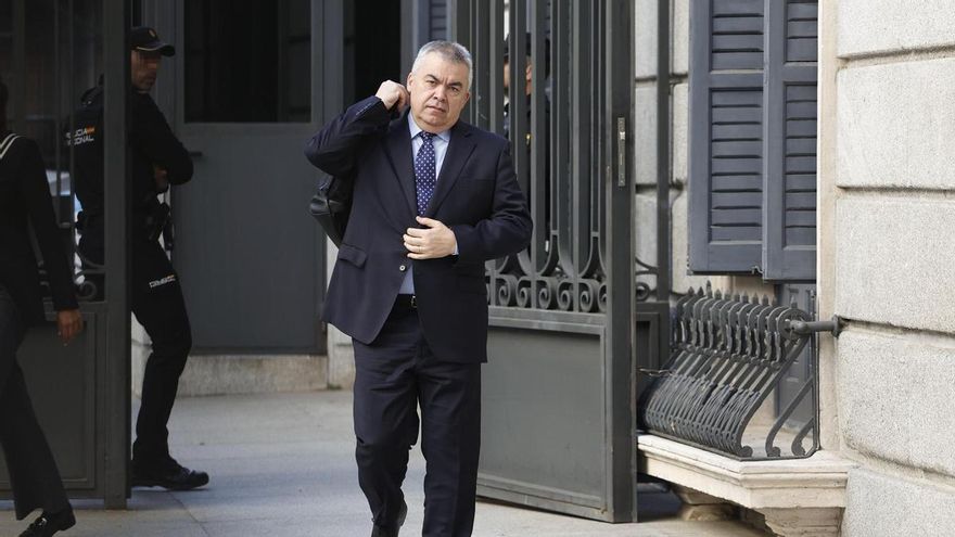 Santos Cerdán se persona en la causa y el juez le pregunta si deja el acta de diputado