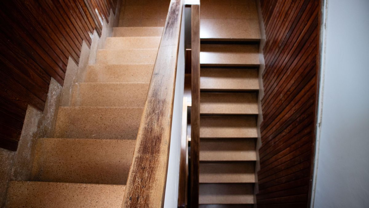 Un tramo de las escaleras que tiene bajar Vivian para llegar a la calle.