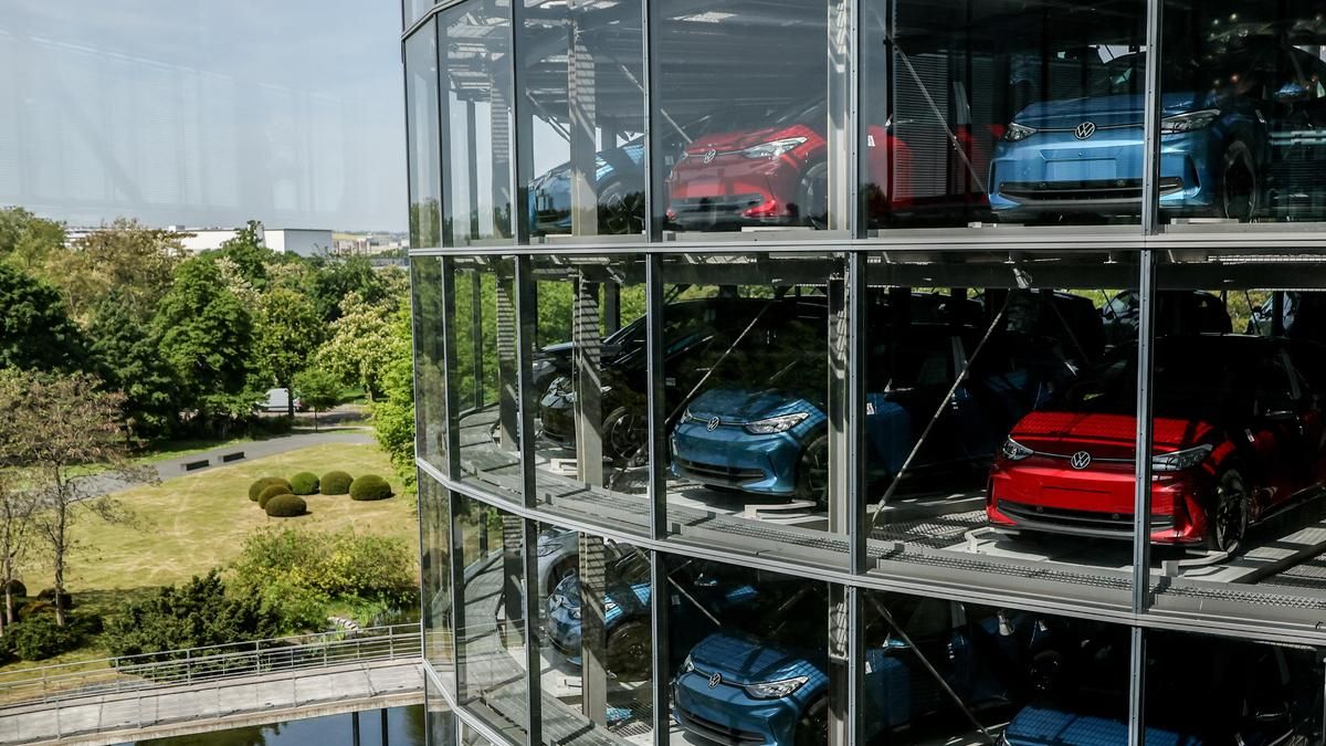 El beneficio de Volkswagen se hunde un 36,6% por la electrificación y los aranceles de Trump