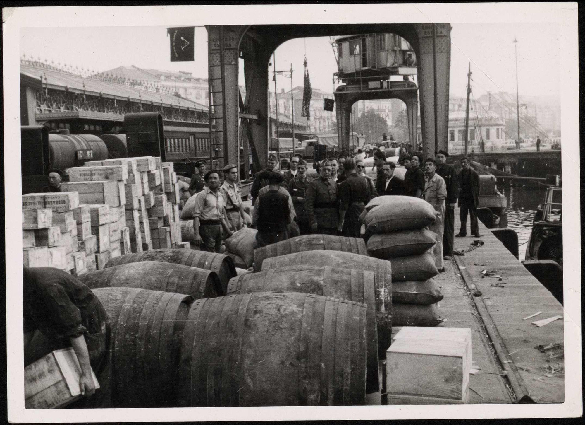 "Víveres llegados a la población para aliviar el hambre con que los rojos habían sometido a la población". | Biblioteca Nacional de España