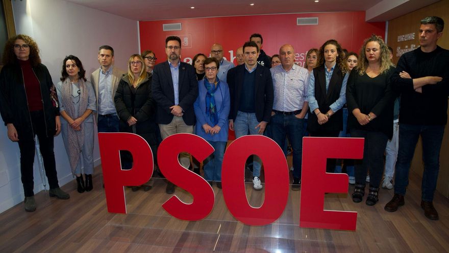 La Ejecutiva del PSOE de Cantabria durante el acto de condena