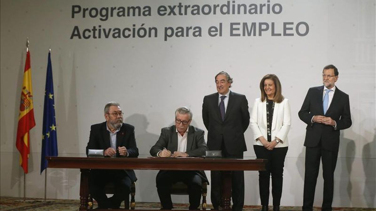 Toxo y Méndez firman el acuerdo ante la mirada de Rosell, Báñez y Rajoy.
