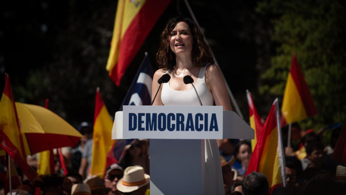 La presidenta de la Comunidad de Madrid, Isabel Díaz Ayuso, interviene durante la concentración del PP bajo el lema ‘Mafia o democracia’ en la Plaza de España de Madrid