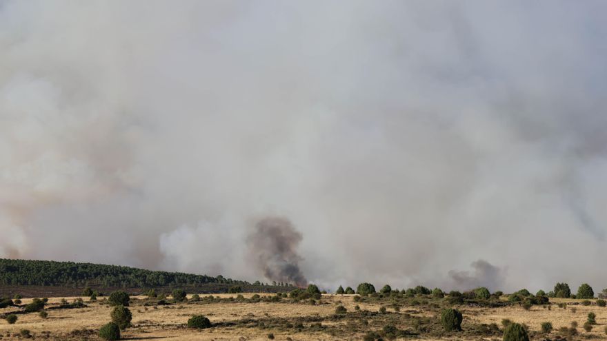 Tres poblaciones desalojadas y dos confinadas por el incendio de La Mierla que ha quemado más de 1.500 hectáreas