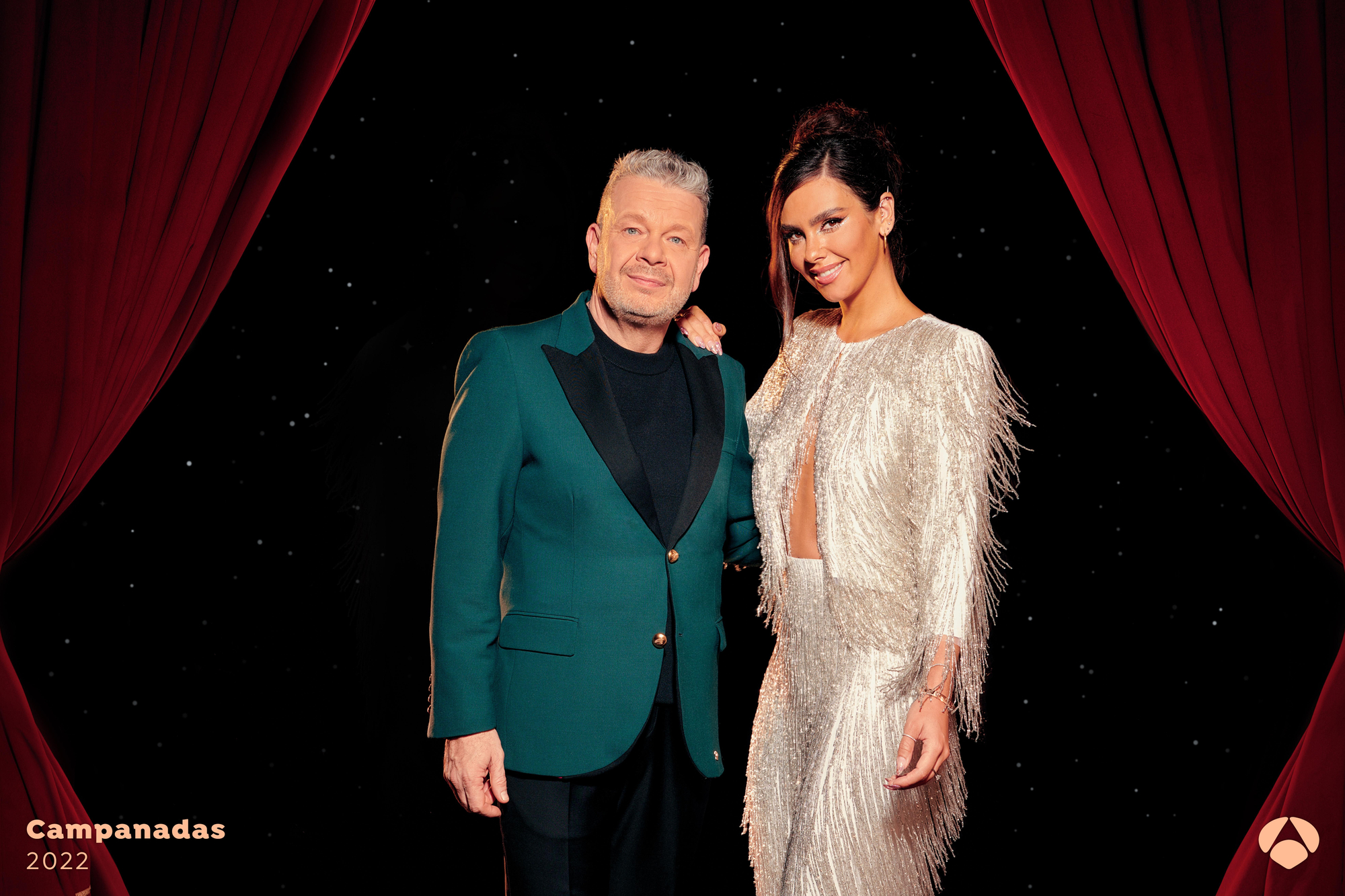 Pedroche y Chicote, y Cristina Pardo y Dani Mateo, posan como presentadores de 'Las Campanadas'