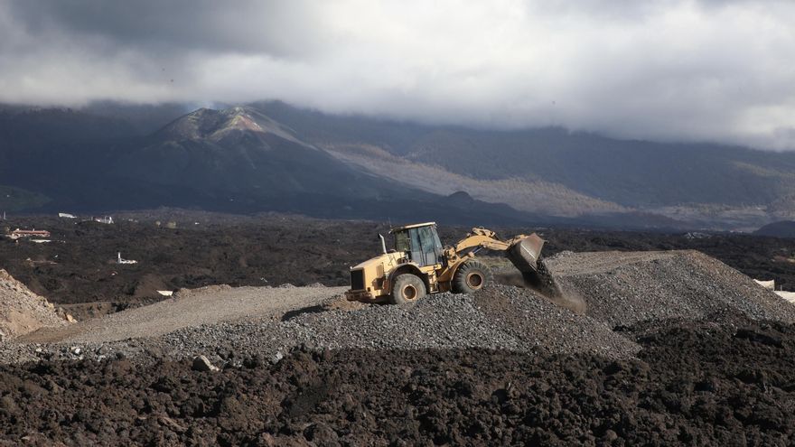 Obras de reconstrucción de las carreteras del barrio de La Laguna, afectado por el volcán de La Palma