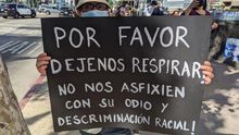 Una manifestante enseña un cartel durante la protesta Black Lives Matters en el centro de Los Ángeles (EEUU).