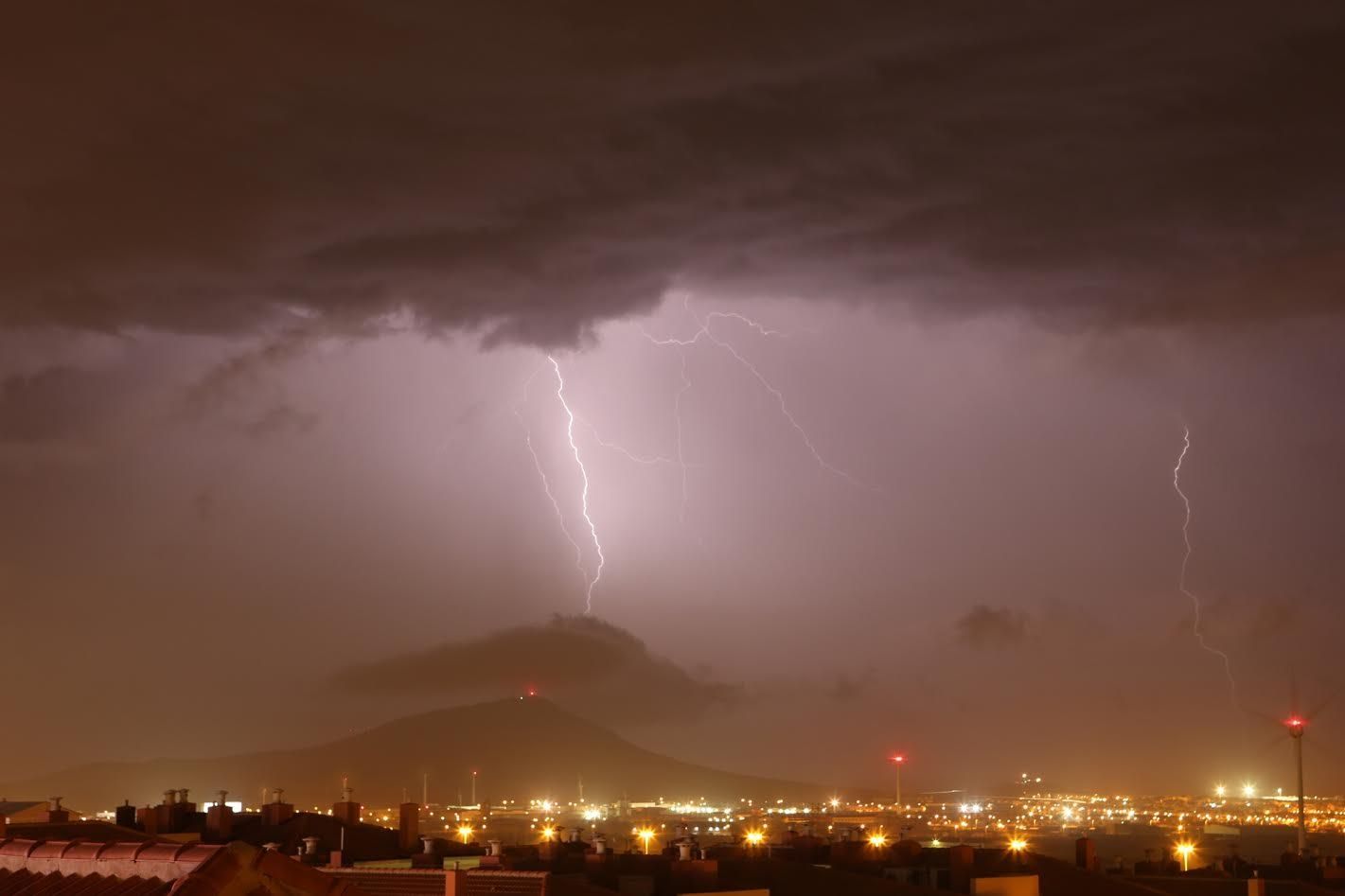 Tormenta eléctrica sobre la montaña de Arinaga. (ALEJANDRO RAMOS)