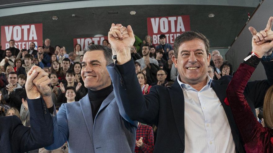 El alcalde de Vigo, Abel Caballero (2i), el secretario general del PSOE y presidente del Gobierno, Pedro Sánchez (c), y el candidato del PSdeG para la Presidencia de la Xunta, José Ramón Gómez Besteiro (2d), durante un mitin de campaña en Vigo.