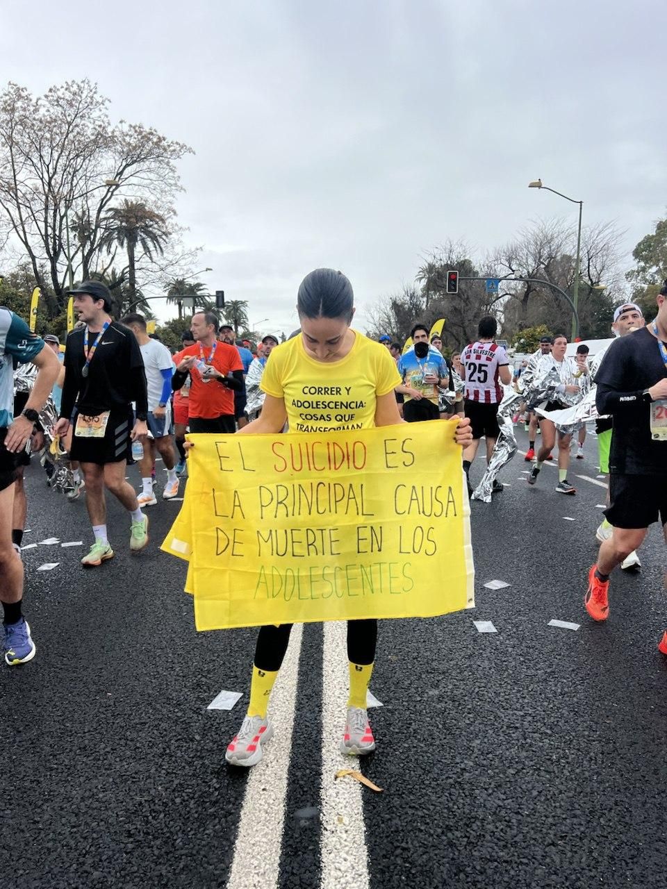 Los alumnos de Noelia le ayudan a preparar los carteles que muestra durante la competición 