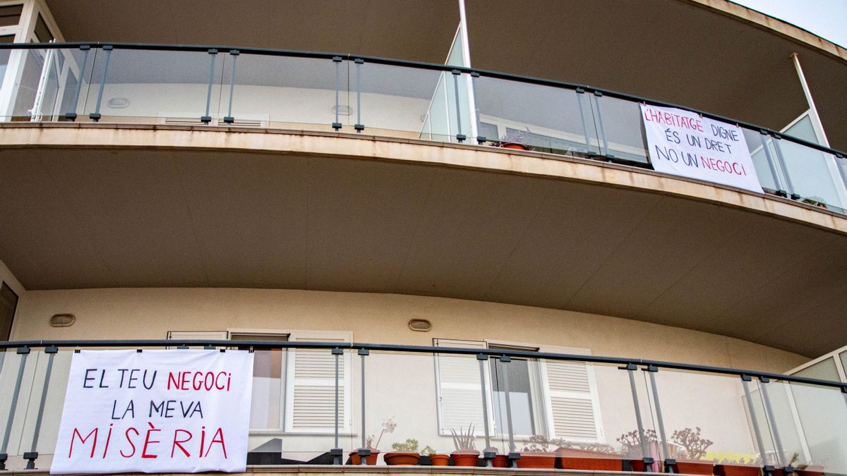 Des del març d'aquest any la façana de l'edifici llueix cartells i pancartes que reclamen que es respecti el dret dels veïns a romandre a l'immoble 