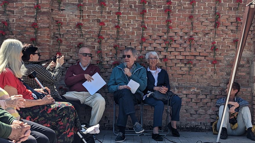 José Antonio Martín Pallín junto con Ian Gibson en el cementerio de la Almudena de Madrid.