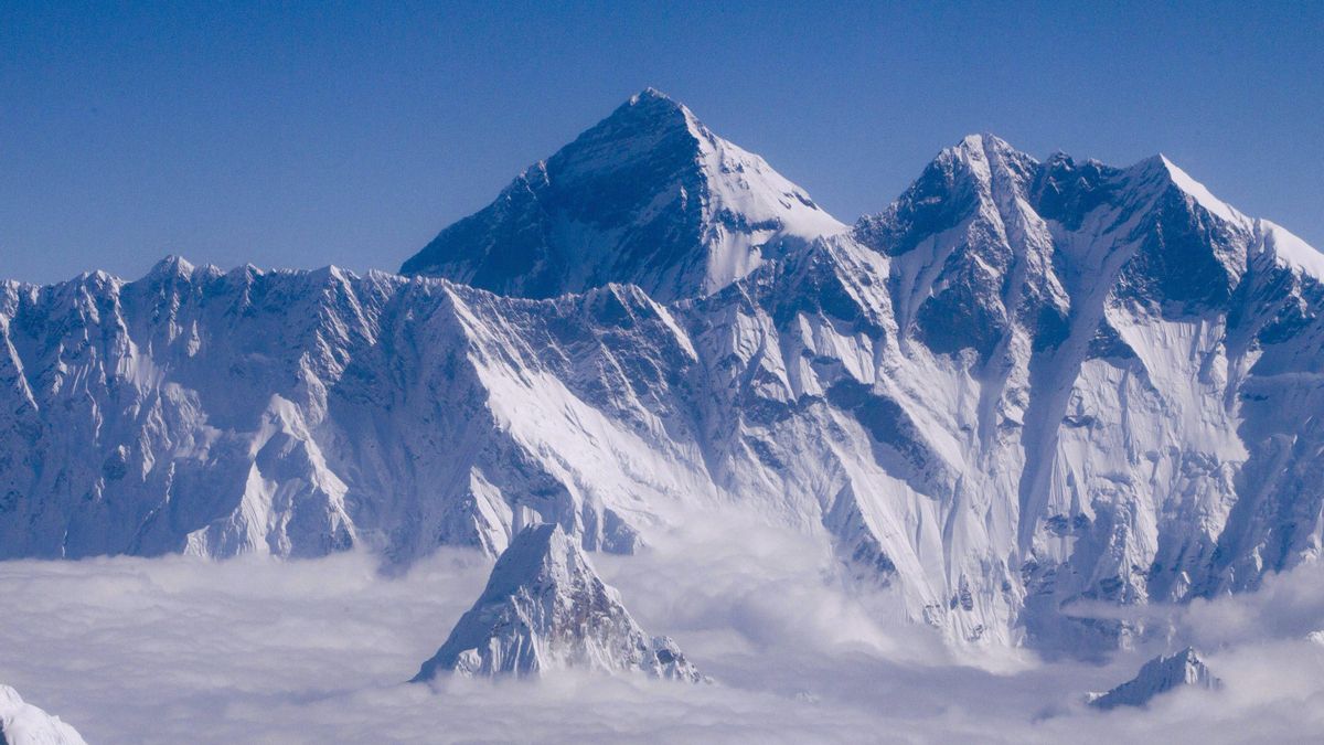 Quitarse los pantalones a casi 9.000 metros tuvo premio: el Everest reveló un secreto del cuerpo humano