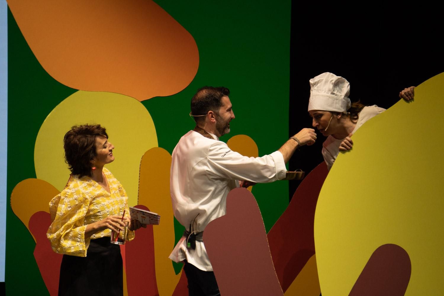 El cocinero murciano David López, encargado de preparar el menú del cóctel post Gala, se lo da a probar a 'Paparajota', la ayudante de cocina de Silvia Abril durante la ceremonia