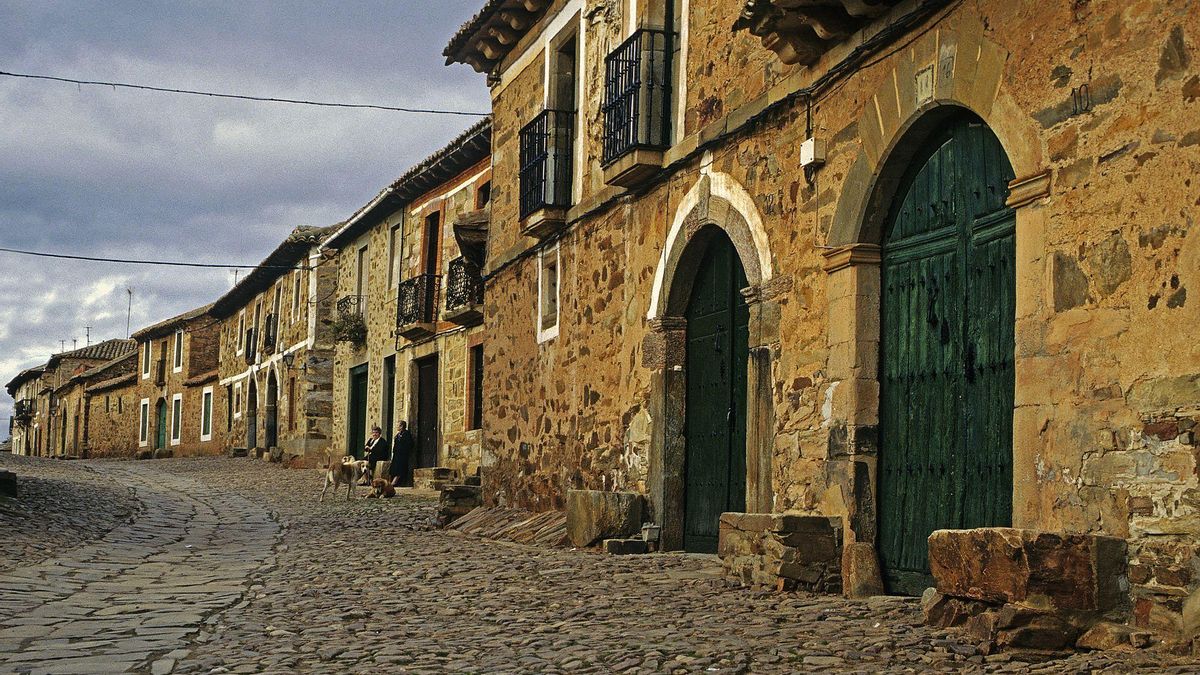 Este pueblo, parada obligatoria del Camino de Santiago, alberga un precioso centro urbano de calles empedradas