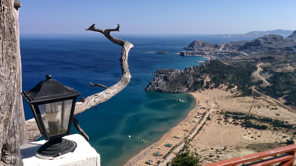 Playa de Tsambika desde la terraza del monasterio del mismo nombre.