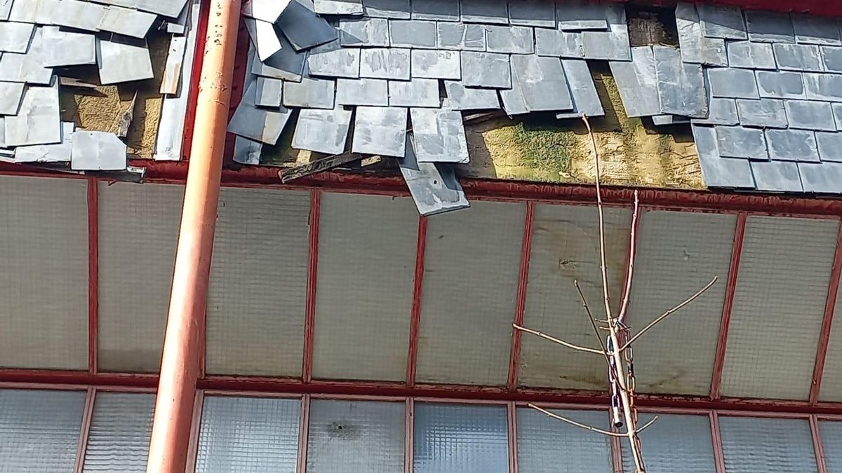 Tejas cayéndose en la iglesia de Zaramaga