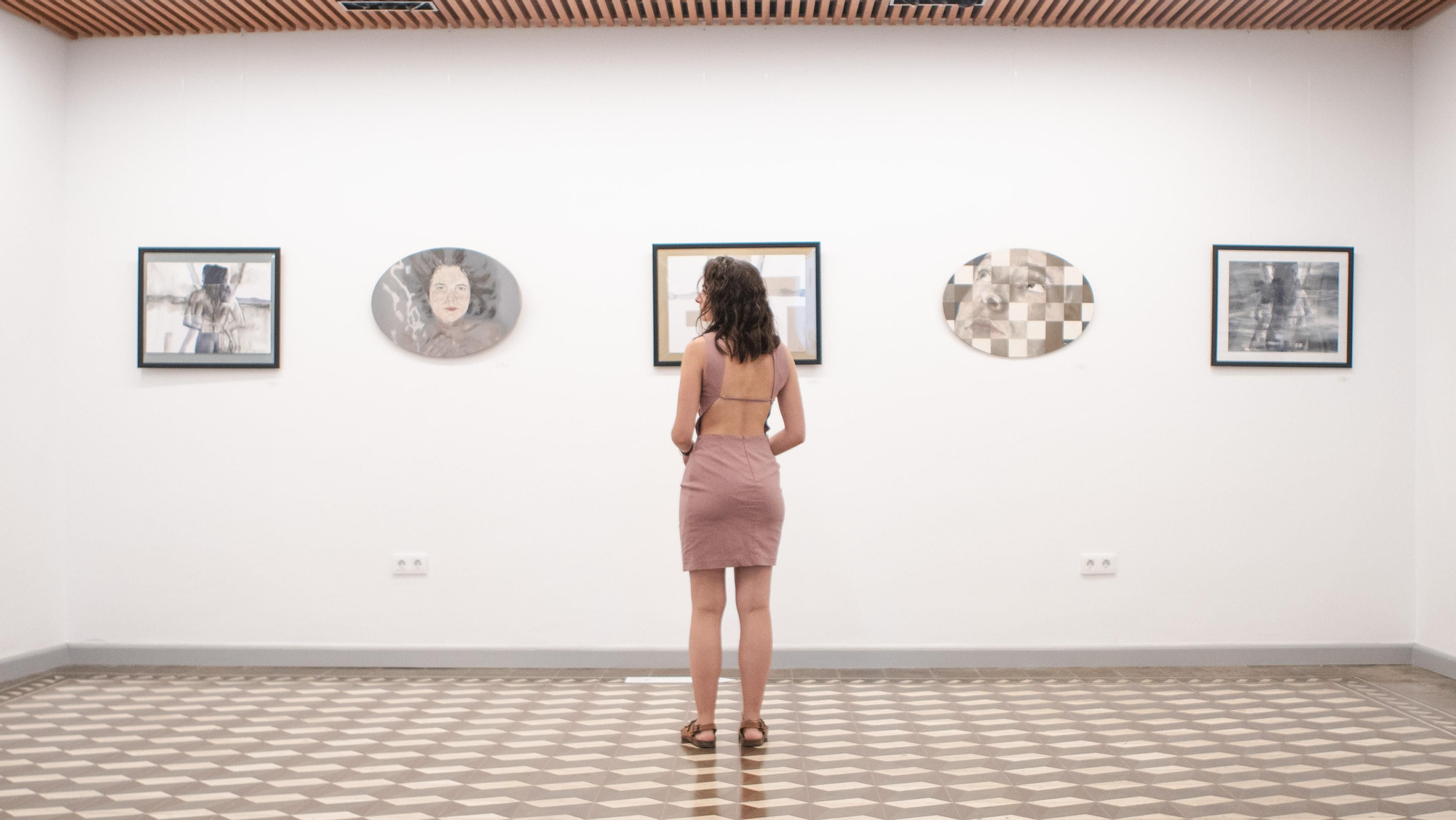 Miriam G. A. en la exposición. ISABELA BARRETO RODRÍGUEZ