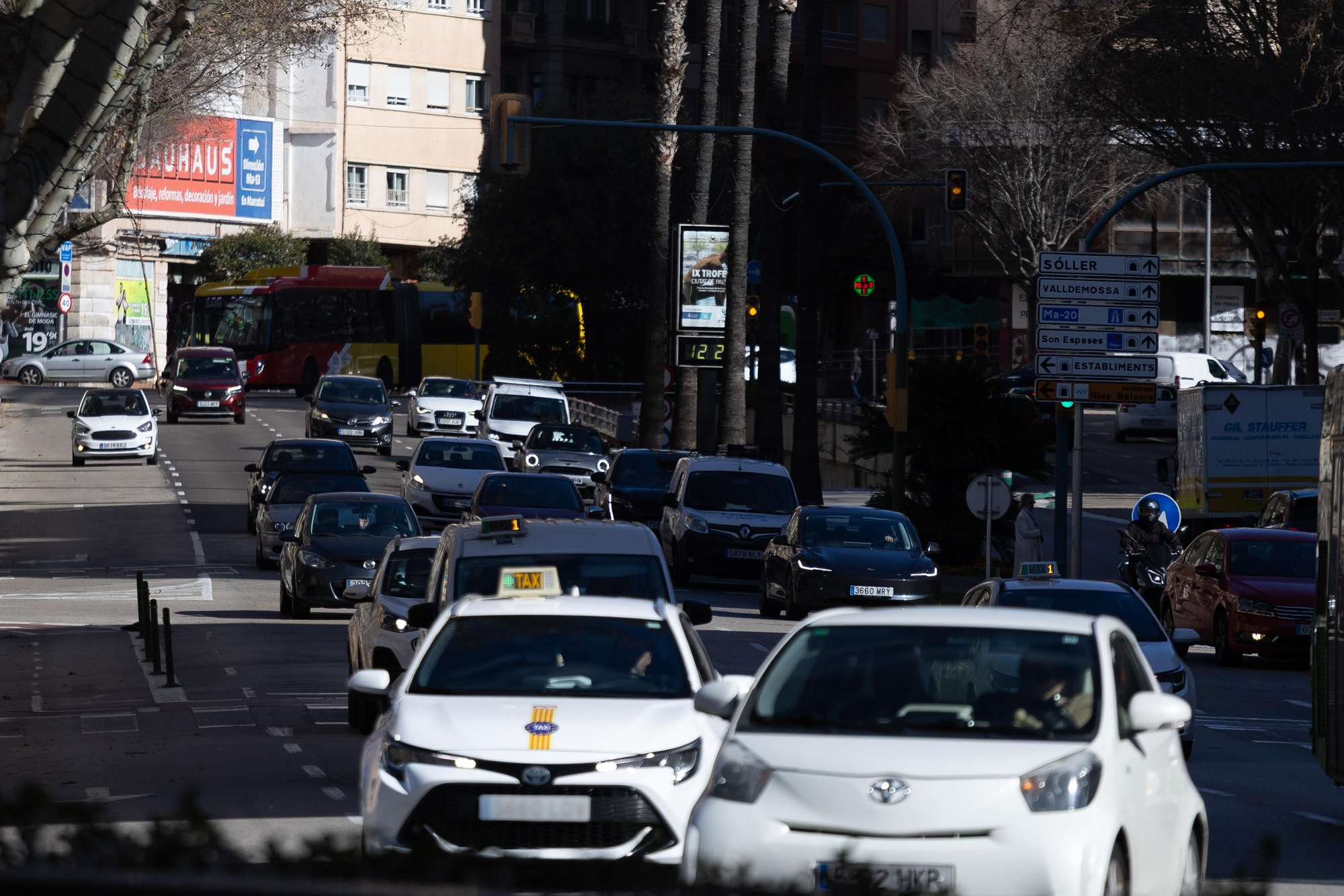 Tráfico en las Avenidas de Palma, una de las arterias que más afluencia de vehículos soporta diariamente y la que define el perímetro de acceso al centro