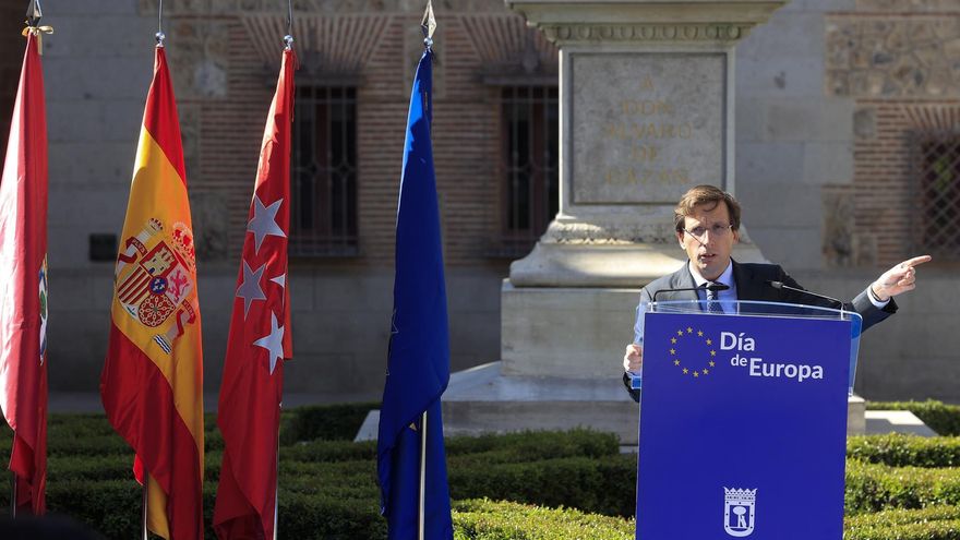 El alcalde de Madrid, José Luis Martínez-Almeida durante el acto conmemorativo que con motivo del Día de Europa se celebra este lunes en la Plaza de la Villa.