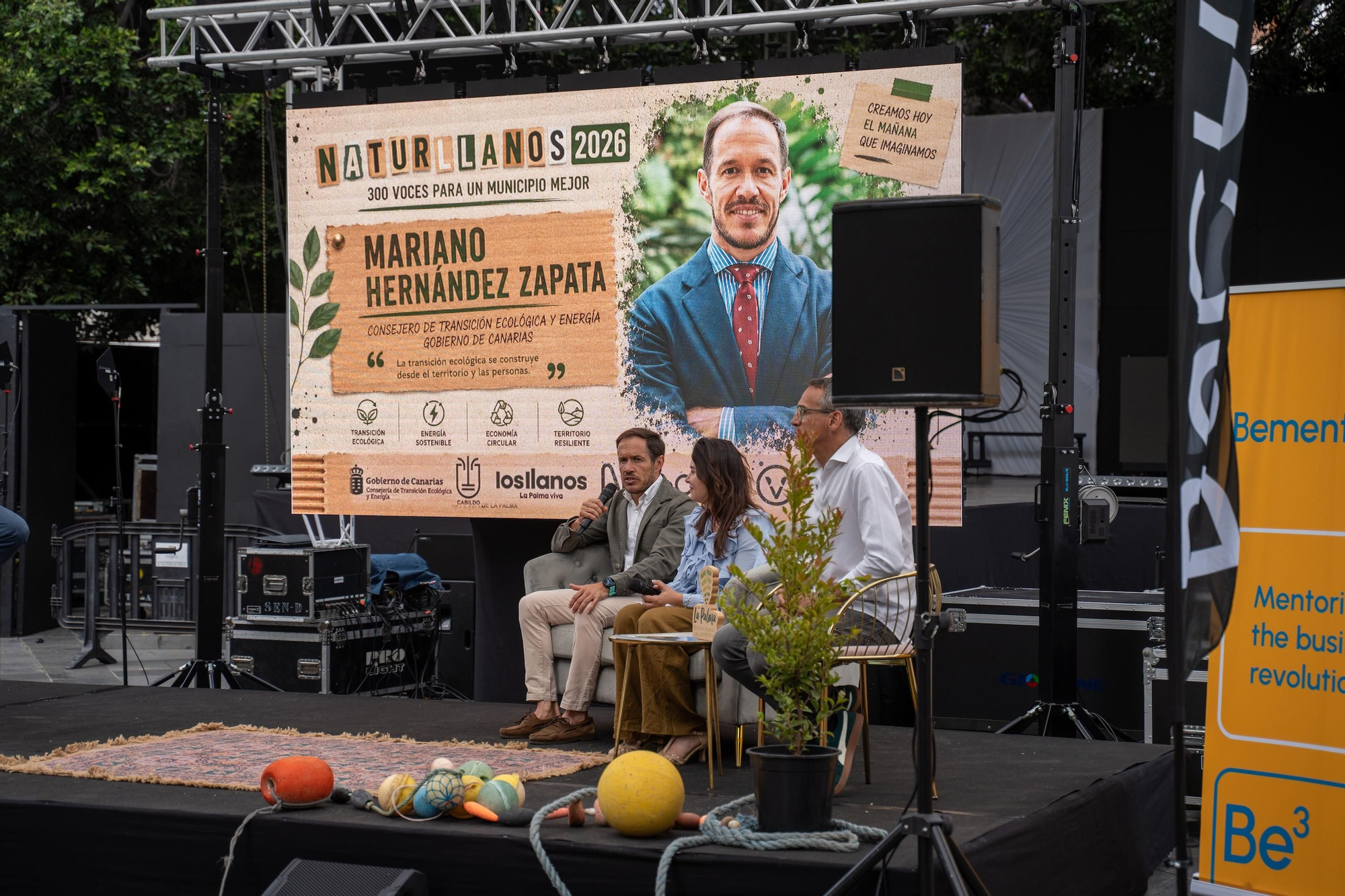 El consejero de Transición Ecológica y Energía,  Mariano Hernández Zapata,  junto al alcalde de Los Llanos de Aridane, José Javier Llamas, y la consejera de Medio Ambiente del Cabildo de La Palma, Mónica Gómez Curiel, en NaturLlanos.