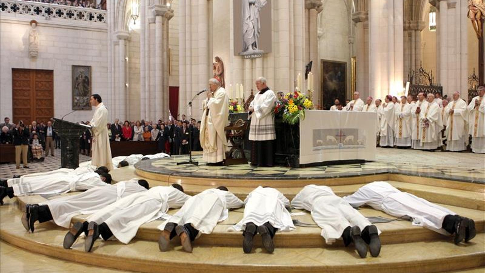Seminaristas ordenándose sacerdotes en la Almudena