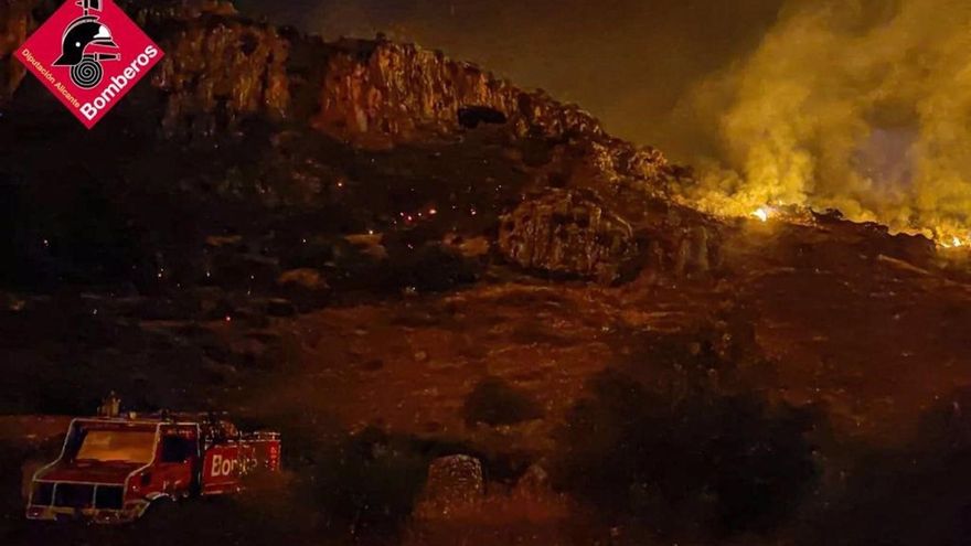 El fuego de la Vall d'Ebo afecta a 6.500 hectáreas y añade nuevos desalojos a los 1.200 evacuados