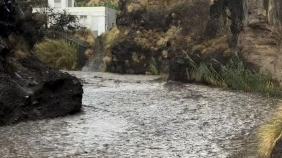 Rescatados dos senderistas en Las Angustias con el helicóptero del GES por la crecida del barranco