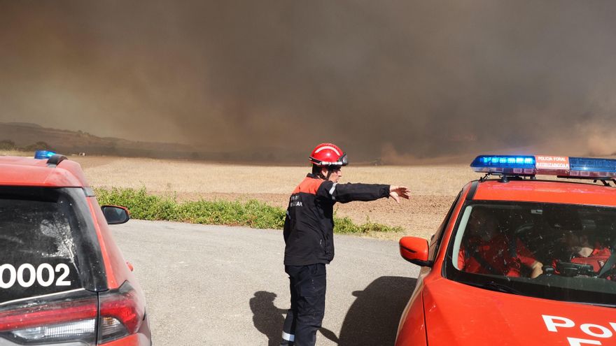 Imágenes del incendio forestal que se ha declarado este jueves por la tarde en Artajona (Navarra). Han sido movilizados bomberos así como dos helicópteros y dos aviones de carga en tierra. El Gobierno de Navarra ha solictado medios aáereos al Ministerio.