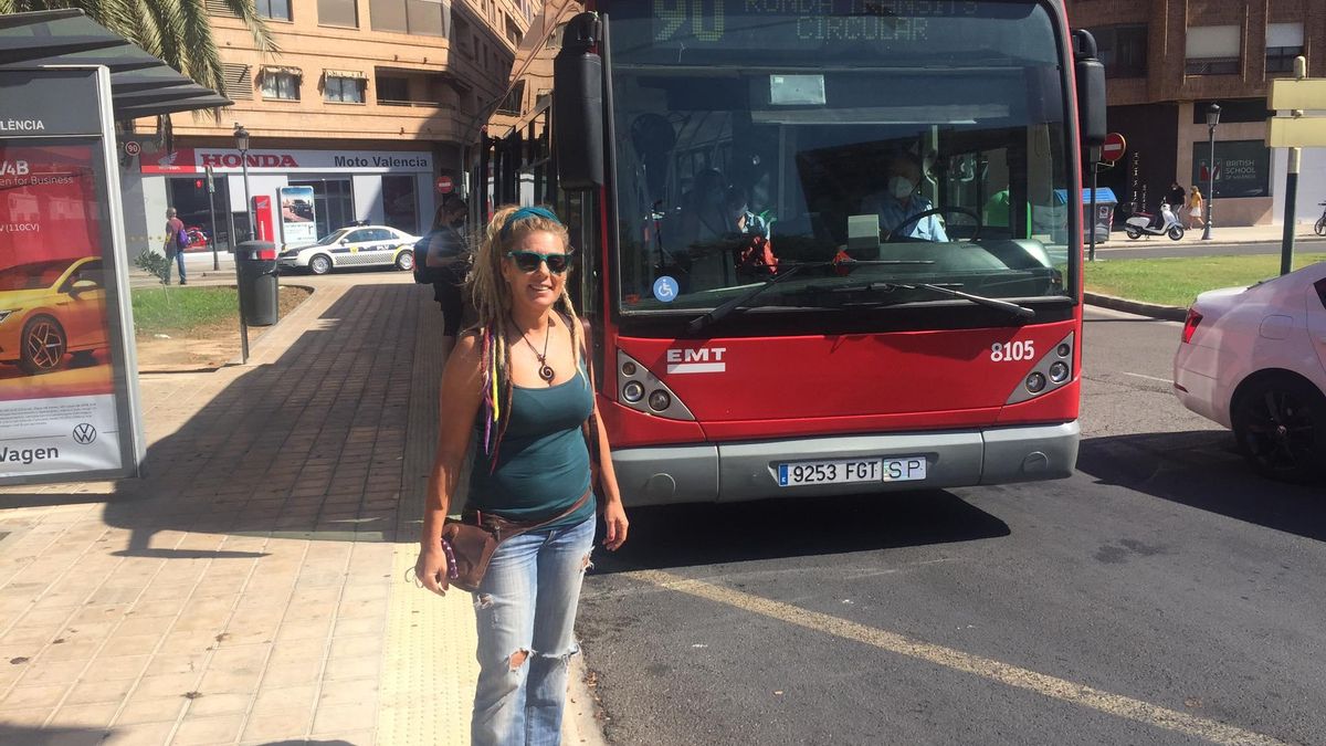 Susana en una parada de autobús de la EMT.