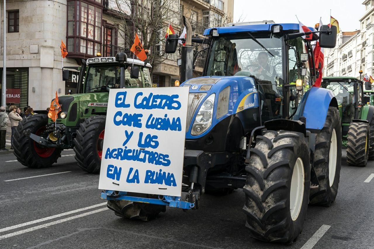 Manifestación de agricultores y ganaderos en Santander. | JOAQUÍN GÓMEZ SASTRE