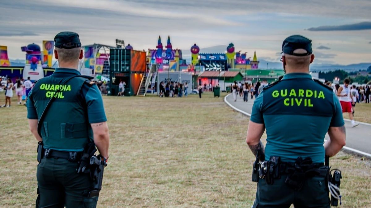 Dos miembros de la Guardia Civil, durante las labores de vigilancia en el Boombastic de Llanera (Asturias).