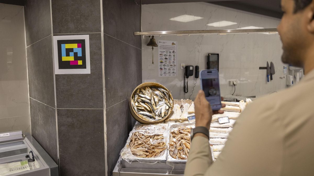 La Fundación DinoSol incorpora la señalética NaviLens en las tiendas HiperDino para personas con discapacidad visual