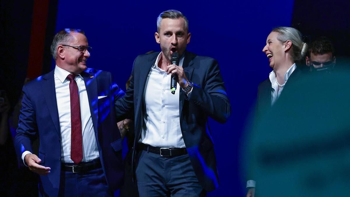 El candidato de AfD, Ulrich Siegmund, posa con Alice Weidel y Tino Chrupalla, copresidentes del grupo parlamentario y del partido, tras los resultados de las elecciones de Sajonia-Anhalt.