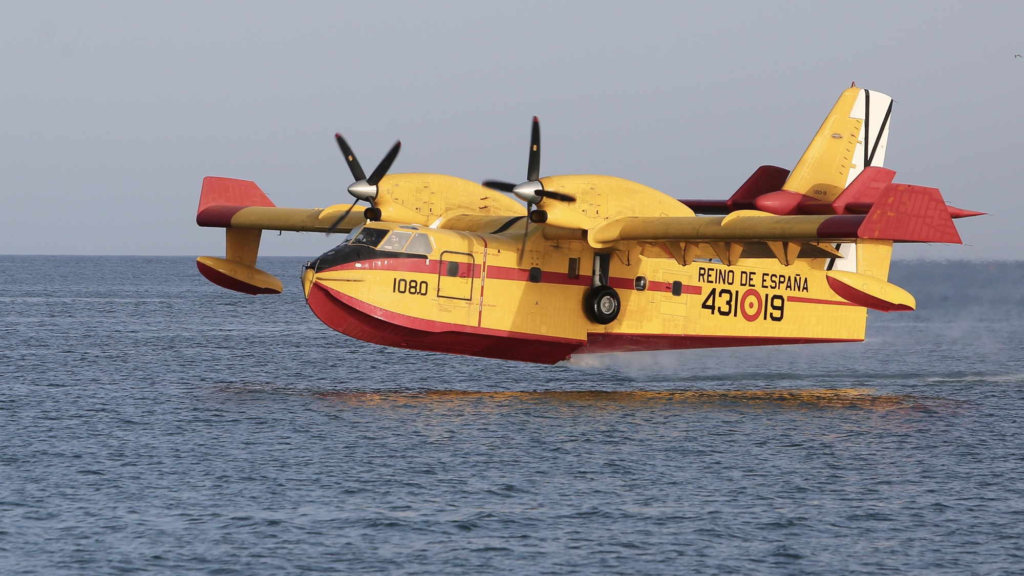 Hidroavión cargando en Las Palmas de Gran Canaria.