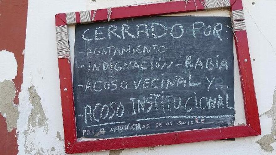 Cartel de protesta por el cierre del bar de Barrillos de Curueño.