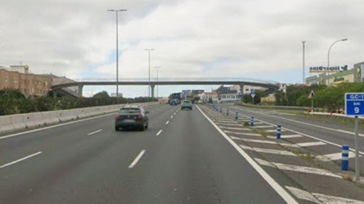 Un camión pierde parte de la carga en plena GC-1 y continúa la marcha ajeno al incidente