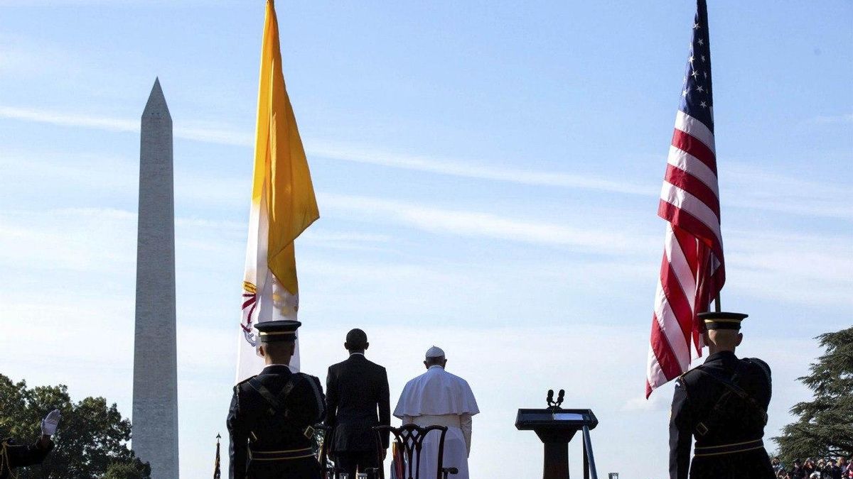 Septiembre de 2015. El papa Francisco visita Estados Unidos por primera vez en su pontificado. En la fotografía, junto al expresidente estadounidense, Barack Obama, en Jardín Sur de la Casa Blanca.