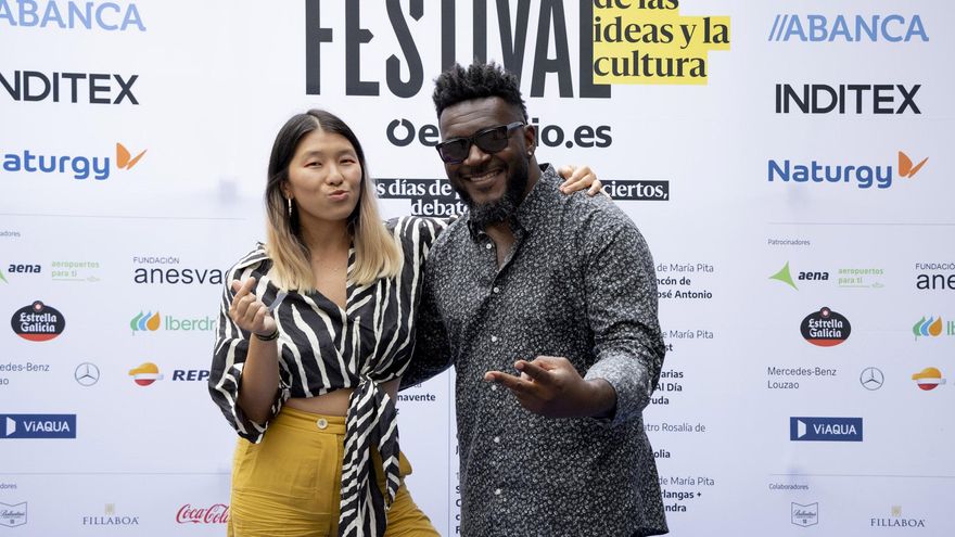 Quan Zhou y Frank T. antes de subir al escenario de María Pita con el podcast Movidas Varias