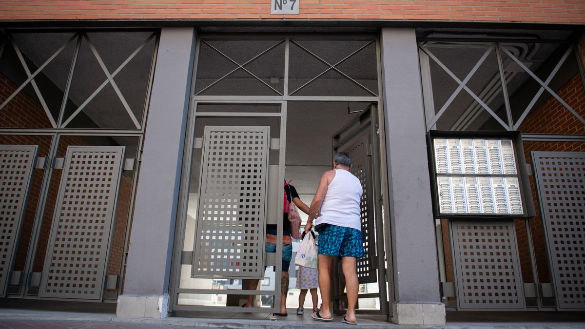 Vecinos acceden al bloque afectado por estas cláusulas abusivas, en el número 7 de la calle Martín Muñoz de las Posados.