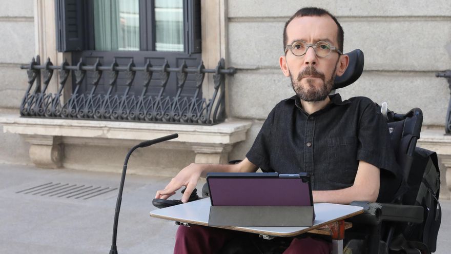 El portavoz de Unidas Podemos en el Congreso, Pablo Echenique, a su llegada a un acto en recuerdo a las víctimas del terrorismo, en el Congreso de los Diputados, a 27 de junio de 2022, en Madrid (España).