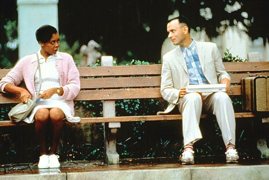 Forrest Gump ofreciendo un bombón