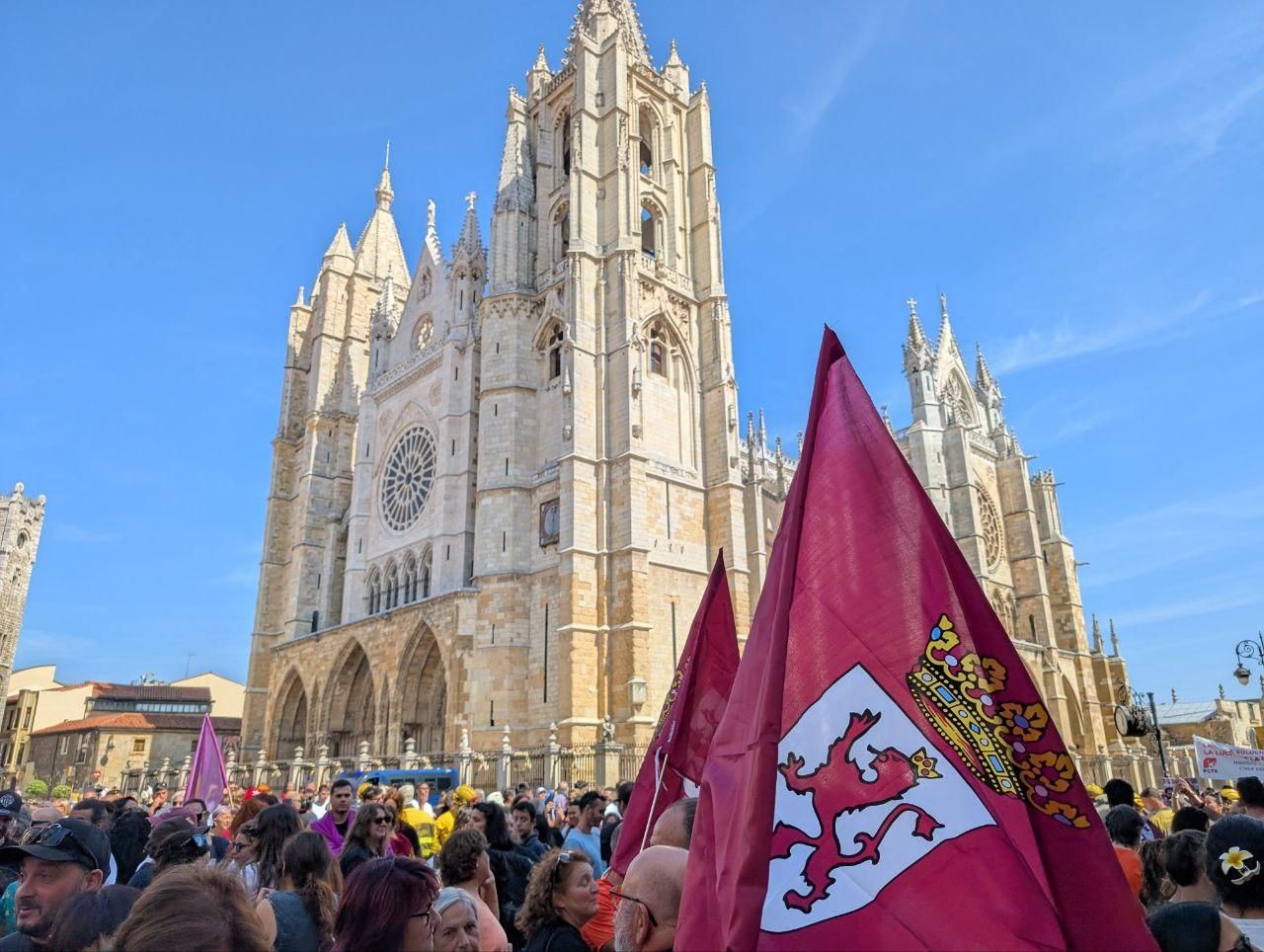 Protesta en León contra la gestión de la Junta de los incendios forestales de este verano.