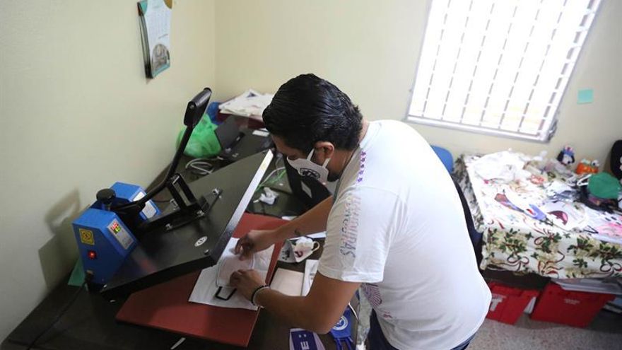 El sicólogo hondureño Oscar Garay fue registrado al trabajar en su taller donde elabora tapabocas, en Tegucigalpa (Honduras).