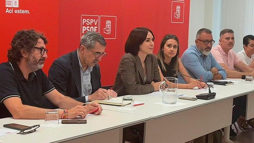 La ministra de Ciencia y Universidades y secretaria general del PSPV-PSOE, Diana Morant (c), junto a José María Ángel (i)
