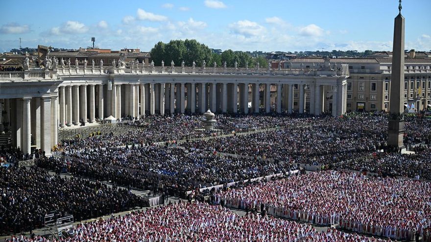 El público de la misa por el Papa en San Pedro, este sábado